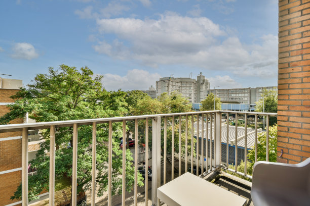 带椅子和门的狭窄阳台图片下载