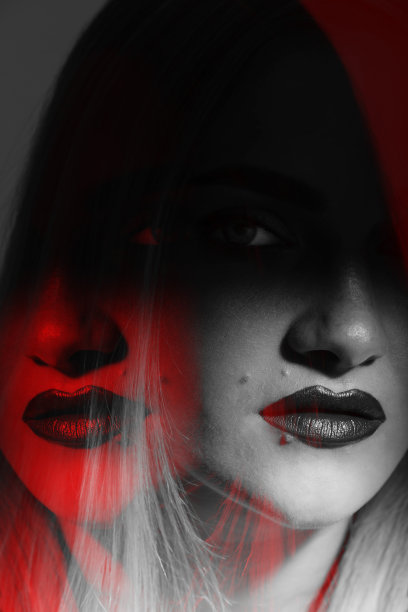 美丽的女人肖像部分面部覆盖的阴影在RGB颜色分裂效果图片下载