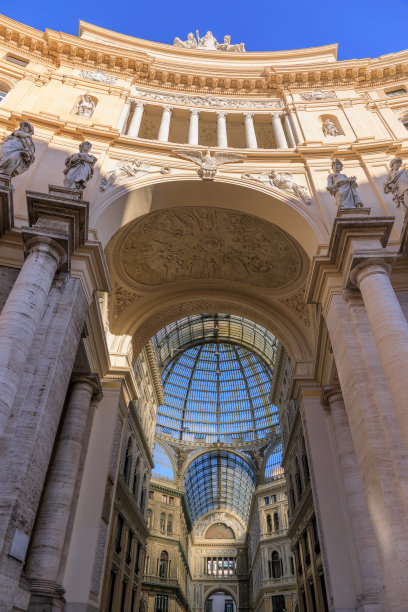 意大利南部那不勒斯翁贝托一世画廊的正门。图片下载