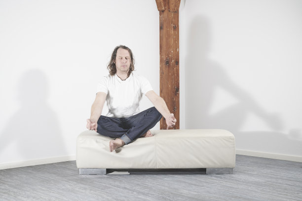 男子进行心理训练放松图片下载