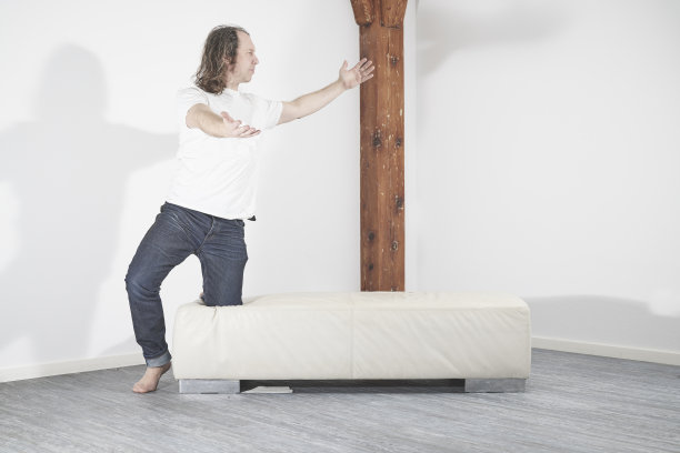 男子进行心理训练放松图片下载