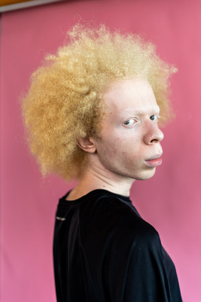 一个年轻男子的肖像在粉红色的背景图片下载