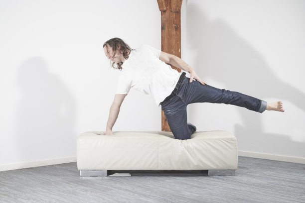 男子进行心理训练放松图片下载