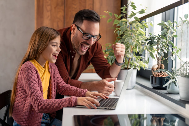 自豪的父亲和女儿庆祝学习成绩图片下载