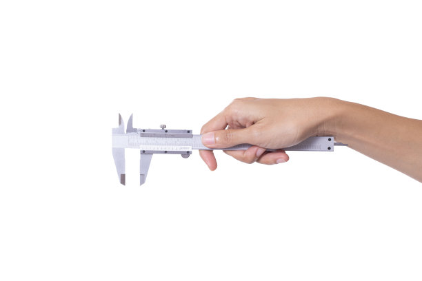 机械工程师手持游标卡尺工具在白色背景上隔离图片下载