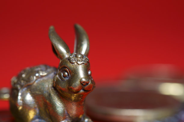 兔子雕像和硬币。图片下载