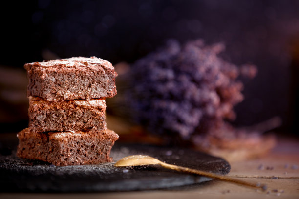 黑巧克力布朗尼堆，薰衣草花图片下载