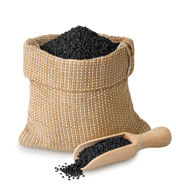 袋装和勺装的黑色孜然籽分离在白色上图片下载