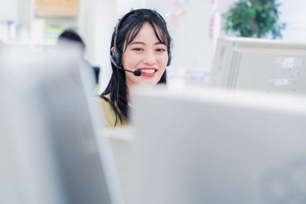 接线员微笑着回答顾客的问题图片下载