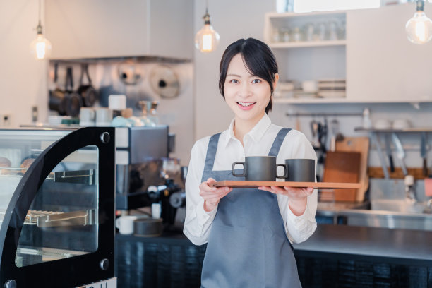Woman working as a hall staff in a café图片下载