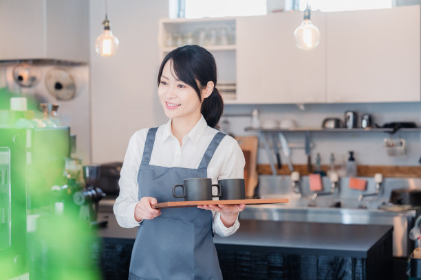 Woman working as a hall staff in a café图片下载