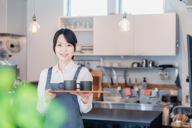 Woman working as a hall staff in a café图片下载