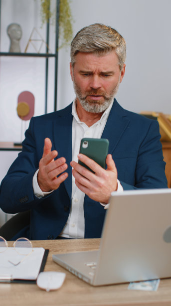 成熟的老商人使用智能手机惊讶于坏消息，财富损失，失败，彩票结果图片下载