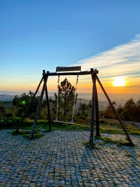 日落时在葡萄牙荡秋千图片下载