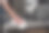 女人用抹布清洗洗碗机门的侧面图片下载