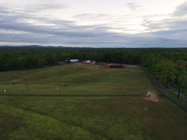 弗吉尼亚州牲畜场和谷仓的鸟瞰图图片下载