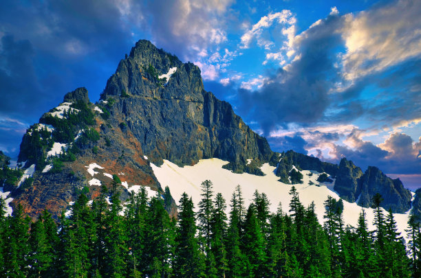 华盛顿州的热门目的地：雷尼尔山图片下载