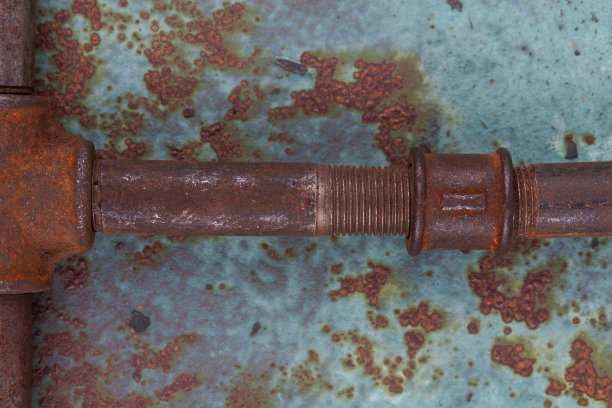 生锈的旧阀门管道生锈的金属墙背景图片下载