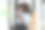 商业黑人妇女正在办公室与客户电话交谈。非裔美国年轻女子使用智能手机图片下载