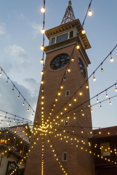 泰国清迈，尼曼一号钟楼前的灯光图片下载