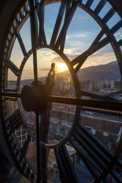 日落时分的尼曼钟楼后面图片下载