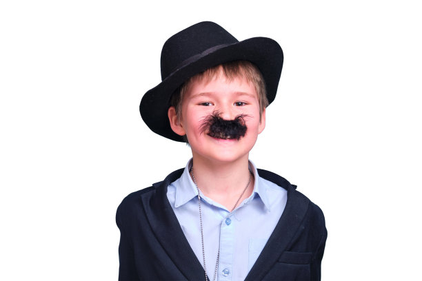 一个戴着帽子和假胡子的男生在一张孤立的白色背景上图片下载