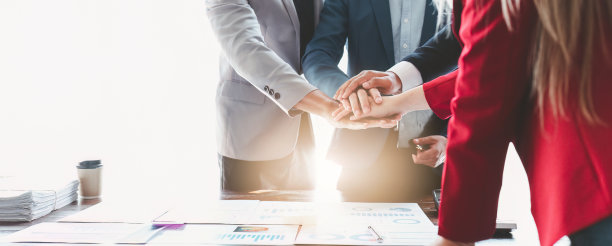 亚洲商人的手堆在一起工作。团队合作，团结，业务团队理念图片下载