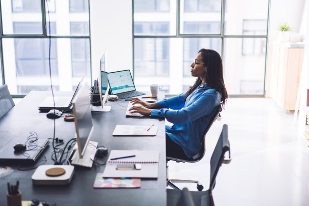 深思熟虑的女商人使用设备图片下载