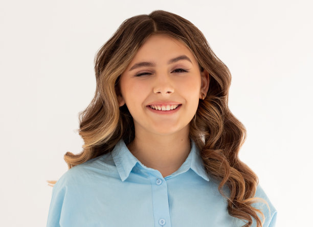 肖像迷人的调情开朗的女孩眨眼好心情孤立在白色的背景图片下载