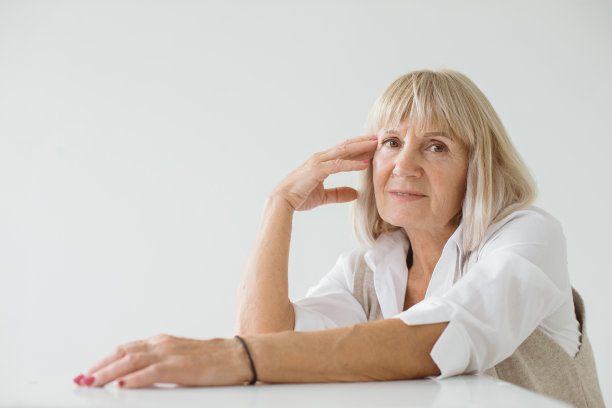 工作室肖像的白发老年妇女。时尚摄影工作室。可能是一幅年长女性的肖像。图片下载