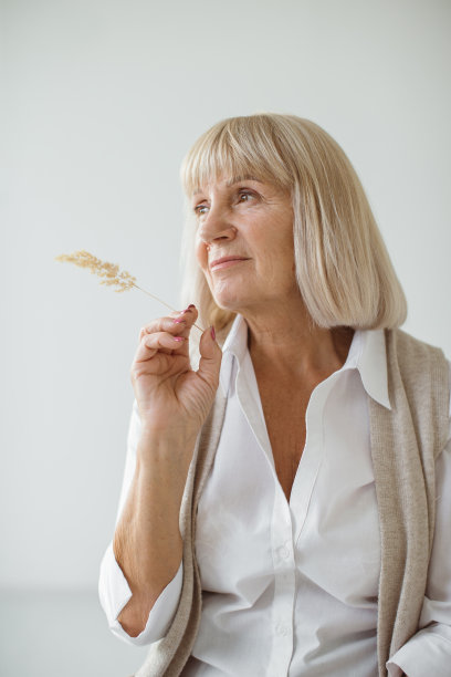 工作室肖像的白发老年妇女。时尚摄影工作室。可能是一幅年长女性的肖像。图片下载