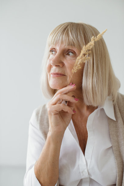 工作室肖像的白发老年妇女。时尚摄影工作室。可能是一幅年长女性的肖像。图片下载