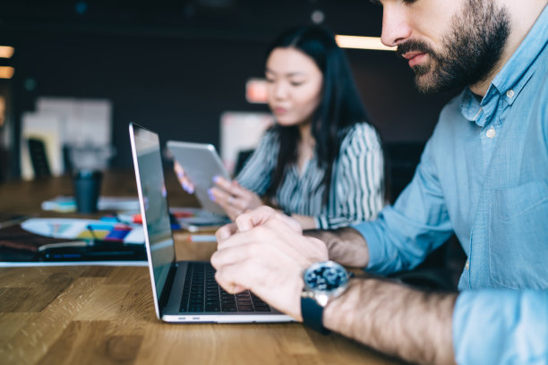 商务人士在工作场所使用电子设备图片下载