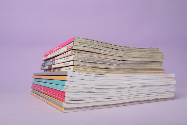 一组堆叠在紫罗兰色背景上的杂志图片下载