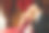 年轻的男人和女人在餐馆约会坐在桌子上拿着酒杯喝红酒欢呼调情。图片下载