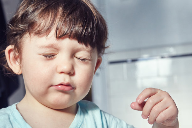 幼儿闭着眼睛图片下载