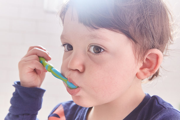 幼儿刷牙图片下载