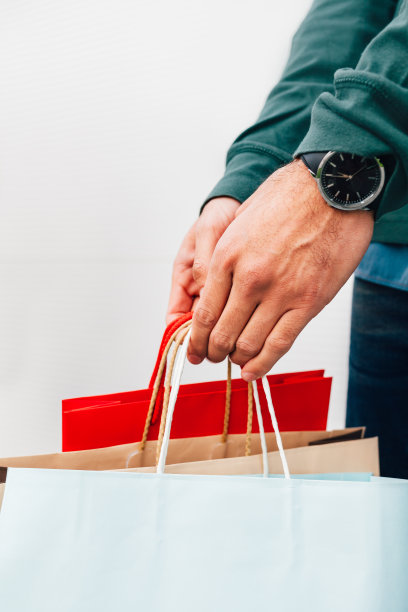 手持购物袋的男子图片下载