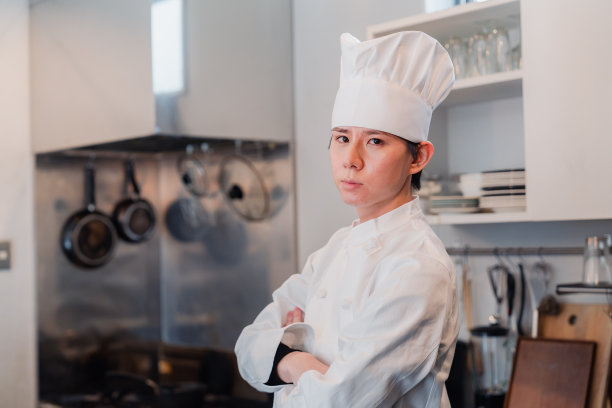 交叉双臂的厨师图片下载