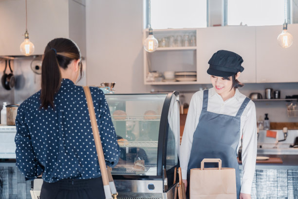 一位年轻女子在一家气氛宜人的糖果店购物图片下载