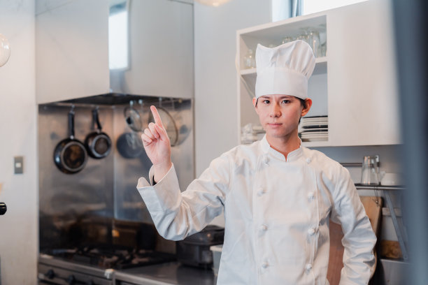 一位男厨师微笑着指指点点图片下载
