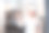 一位男厨师微笑着指指点点图片下载