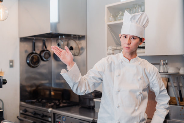 一位男厨师微笑着指指点点图片下载