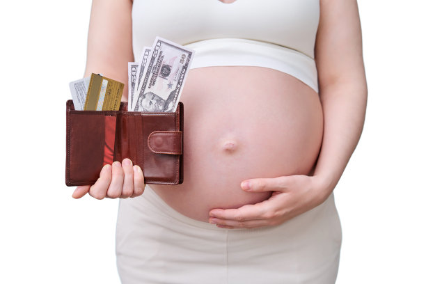 孕妇手里拿着钱包，钱和信用卡，孤立在白色背景上图片下载