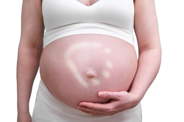 孕妇和手印在肚子上，孤立在白色背景上图片下载