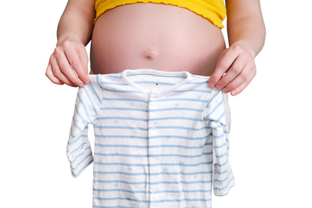 孕妇手中的婴儿衬衫，孤立在白色背景上图片下载