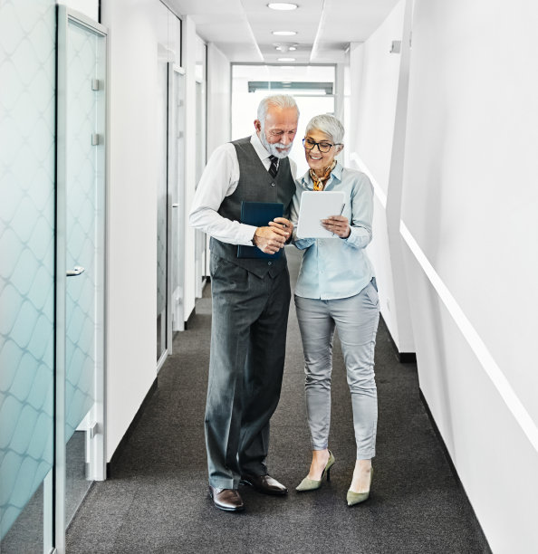 商务会议女商人办公室活跃的高级老年同事打破团队合作行走的商人讨论公司事业雇员成熟图片下载