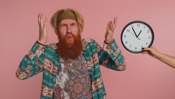 困惑的人焦虑地检查时间，上班迟到，被拖延，最后期限图片下载