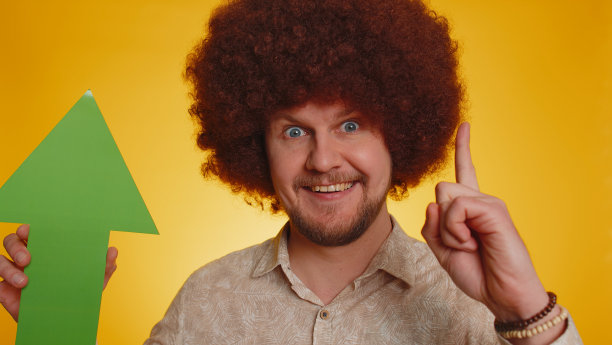 潮人赢家男人举着箭头指向上，事业成长金钱增长好进步图片下载