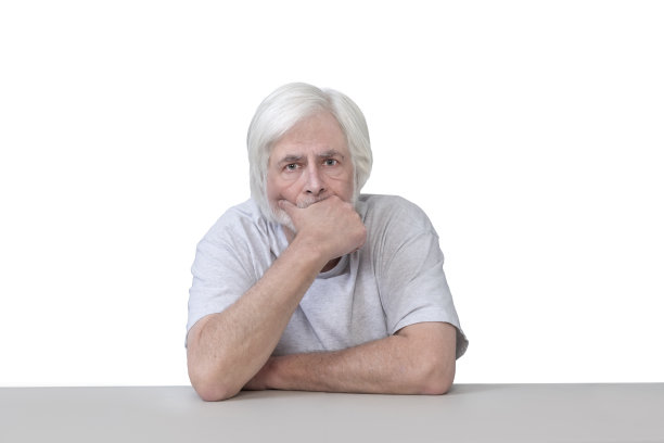 体贴的老人，手放在下巴上，孤立在白色上图片下载